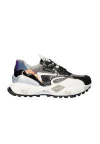 Zapatillas gruesas con paneles en negro, blanco, plateado e iridiscente, cordones negros, suela texturizada y etiqueta "Bo Ke One" en el lateral.