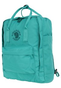 Mochila Fjällräven Kånken en color verde azulado, hecha de un tejido resistente, que cuenta con un bolsillo frontal, dos asas en la parte superior y detalles con el logo.