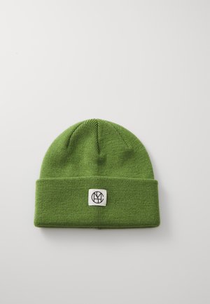 Grøn strikket hue med foldet kant og et firkantet patch med sort logo detaljer. Fremstillet af blødt, struktureret materiale.