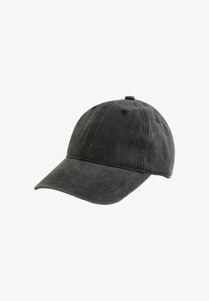 Gorra de béisbol gris oscuro hecha de tela texturizada, con visera curvada y diseño de seis paneles con costuras visibles y orificios de ventilación.