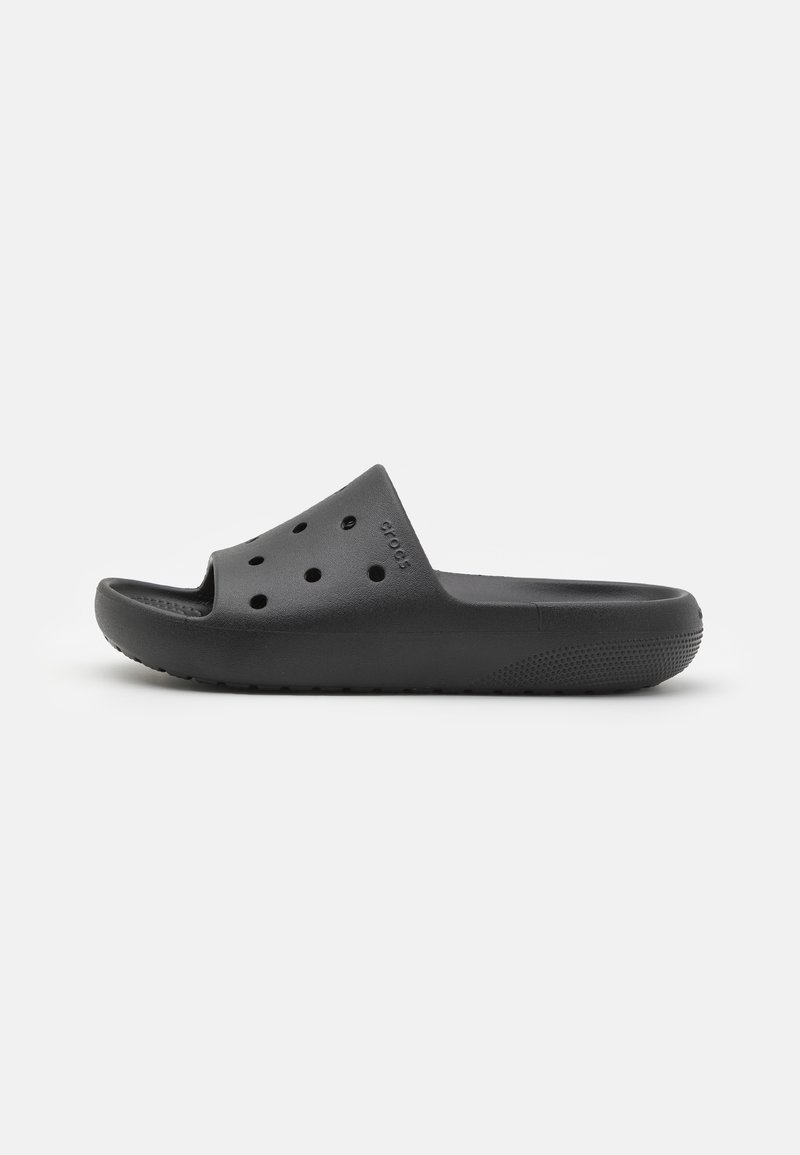 Sorte svart sandaler laget av slitesterkt skummateriale. Har ventilasjonshull og en teksturert såle for godt grep. Enkel, minimalistisk design.