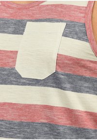 Stribet tanktop med røde, blå og cremefarvede vandrette striber. Har en lille lomme på venstre side og tekstureret stof.