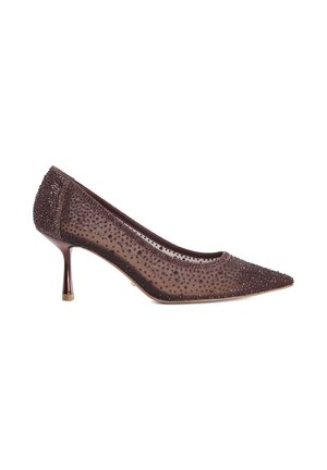 Chaussure à talon haut marron foncé avec bout pointu, tissu en maille et petits embellissements scintillants couvrant la surface.