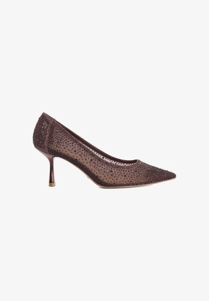 Dunkelbrauner High Heel mit spitzer Schuhspitze, Mesh-Gewebe und kleinen funkelnden Verzierungen, die die Oberfläche bedecken.