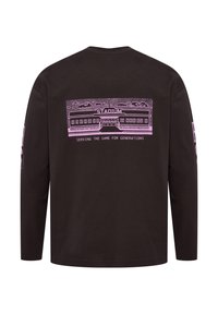 Langärmliges schwarzes Shirt mit einem pinken Grafikdesign eines Stadions samt Text, das sich auf der Rückseite befindet. Aus Baumwollmaterial mit strukturierter Oberfläche.