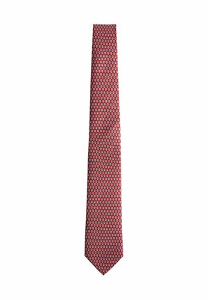 Cravată roșie pentru bărbați, cu un model geometric mic alb și albastru repetitiv, afișată plat pe un fundal alb.