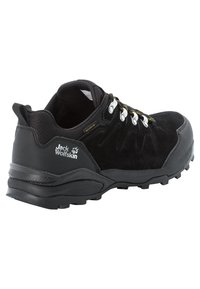Scarpa da trekking nera con tomaia in suede e rete testurizzati, suola in gomma resistente e accessori riflettenti per i lacci. Presenta il logo sul tallone.