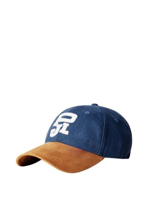 Cappellino da baseball con corona blu navy e visiera curva in suede marrone, con lettere stilizzate ricamate in bianco sul pannello frontale.