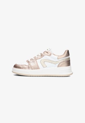Witte sneakers met metallic roségouden accenten, textuurmateriaal, ronde neus en een gevoerde zool met een subtiel patroon.