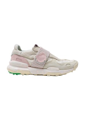 Zapatilla beige y rosa de poner y quitar con tira texturizada que presenta un detalle de corazón, suela gruesa acolchada y dibujo verde en la suela exterior.