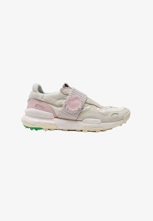 Zapatilla beige y rosa de poner y quitar con tira texturizada que presenta un detalle de corazón, suela gruesa acolchada y dibujo verde en la suela exterior.