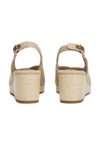 Béžové klínové sandály s textilním svrškem, nastavitelným kotníkovým páskem a tkanou texturovanou platformou. Gumová podrážka pro lepší přilnavost.