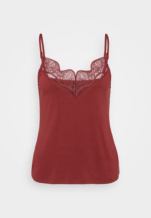 Mørkerød cami med justerbare stropper, der har en blondekant ved halsen og en glat tekstur. Klassisk pasform, lige kant, ingen yderligere mønstre.