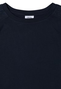 T-shirt bleu marine à col rond, avec un devant uni et une étiquette blanche visible portant la mention "Cecil" à l'intérieur du col.
