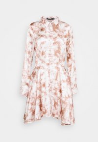 Långärmad klänning med knäppt framsida, prydd med ett rosa och vitt molnmönster, med en figursydd överdel och en utsvängd kjol som flödar utåt.