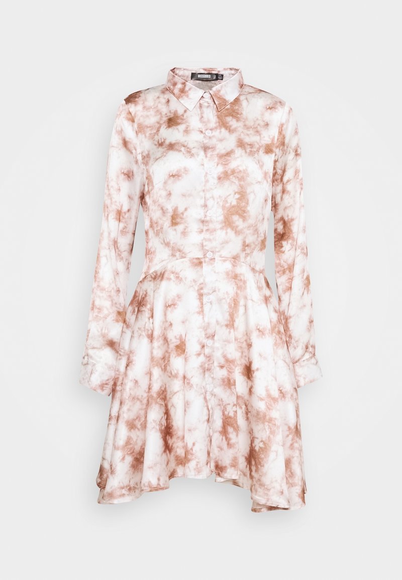 Abito a maniche lunghe con chiusura a bottoni, caratterizzato da un motivo di nuvole rosa e bianche, un corpetto aderente e una gonna svasata che si apre verso l'esterno.