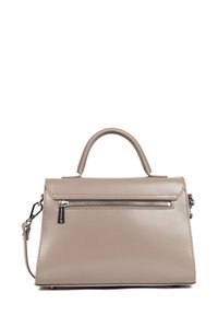 Sac à main en cuir beige au design structuré, avec une anse supérieure, une bandoulière détachable et une poche zippée à l'avant. Texture lisse avec des détails de couture.