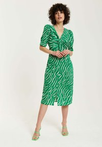 Liquorish ZEBRA PRINT KNOT FRONT MIDI WITH SHORT SLE - Day dress - green