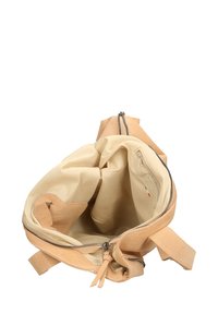 Borsa beige in suede con una fodera in tessuto crema, dotata di chiusura con zip, due tasche interne e spallacci regolabili.