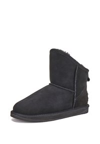 Czarne zamszowe botki za kostkę z miękkim, puszystym wyściółką, okrągłym noskiem i przeszyciem wzdłuż śródpodeszwy. Niska, gumowa podeszwa.
