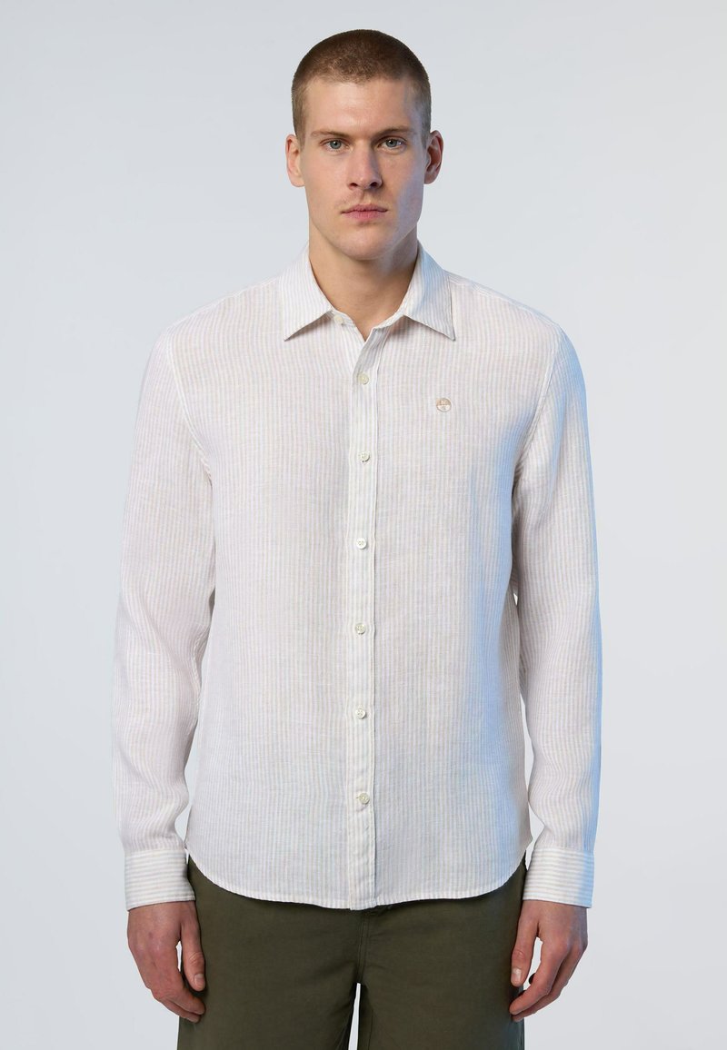 Camicia a maniche lunghe, con bottoni, in tessuto a righe chiare, con colletto classico e un piccolo logo. Texture liscia, colori bianco e pastello.