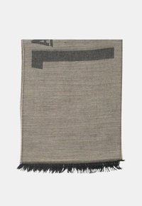 Coperta in misto lana in grigio tenue, con bordo a frangia scura e motivo astratto nero vicino alla parte superiore, con una finitura morbida e strutturata.