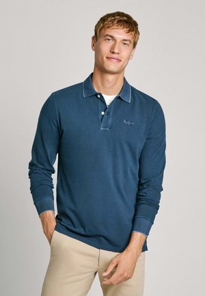 Camisa polo de manga larga azul marino con cuello, tapeta de dos botones y acentos en azul claro contrastantes en el cuello y los puños.