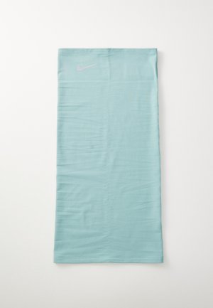 Hele sinine Nike kaelakate, ristküliku kuju, sile tekstuur, ühelt küljelt hõbedane Nike logo, viimistletud servad minimaalse kortsumisega.