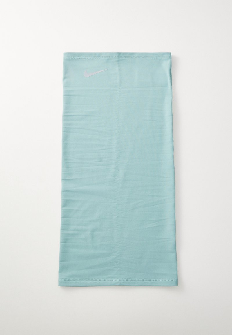 Gaiter de pescoço Nike azul claro, em forma retangular, textura suave, apresenta um logótipo prata da Nike de um lado, bordas acabadas e mínimas rugas.