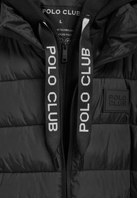 Czarna kurtka puchowa z zamkiem z przodu, z teksturowanymi panelami, gumową łatą z logo oraz sznurkami z napisem "POLO CLUB."