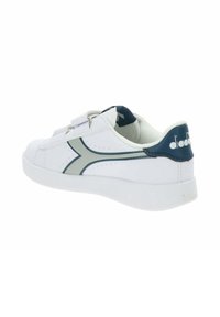 Sneaker in pelle bianca con punta rotonda, dettagli grigi e blu navy, cinturini regolabili e suola decorata. Presenta un logo sul tallone.