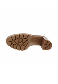 Suela de zapato marrón con un profundo patrón de tracción geométrica y tacón cuadrado, etiquetada "Hecho en Italia" con talla 37.