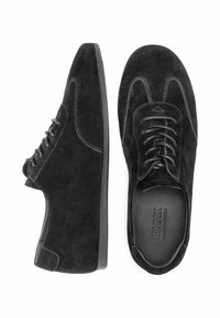 Czarne zamszowe buty o gładkiej strukturze. Okrągły czubek, sznurowany design i płaska gumowa podeszwa. Kontrastowe szwy wzdłuż boków.