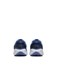 Zapatillas deportivas de color navy con detalles en azul, parte superior sintética, suelas acolchadas y detalles texturizados. La vista trasera muestra un diseño aerodinámico y redondeado.