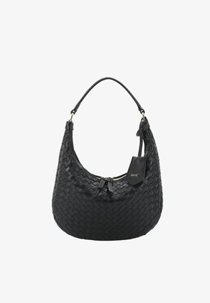 Schwarze, gewebte Lederschultertasche mit gewölbter Form, Reißverschluss oben und kleinem Anhänger. Verfügt über einen glatten Griff und eine strukturierte Oberfläche.