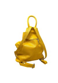 Zaino in pelle gialla con forma arrotondata, superficie testurizzata, manico superiore e spallacci regolabili. Presenta una tasca esterna con zip.
