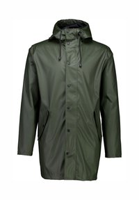 Chaqueta de lluvia impermeable verde con capucha, botones de presión en la parte delantera, bolsillos laterales y cordones ajustables. Textura suave y brillante.