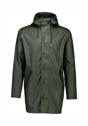 Zielona wodoodporna kurtka przeciwdeszczowa z kapturem, przednimi zatrzaskami, kieszeniami bocznymi i regulowanymi sznurkami. Gładka, błyszcząca tekstura.