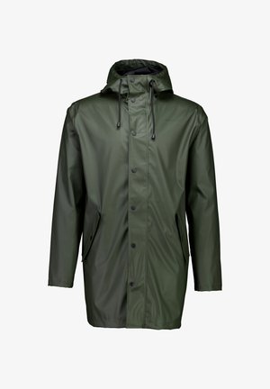 Grøn vandtæt regnjakke med hætte, frontknapper, sidelommer og justerbare snore. Glat, blank tekstur.