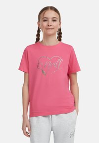 Rožinė trumpomis rankovėmis T-shirt marškiniai, pagaminti iš medvilnės, su blizgia sidabrine širdies forma ir žodžiu "O'Neill" viduje. Atsipalaidavęs stilius, apvaliu iškirpimu.