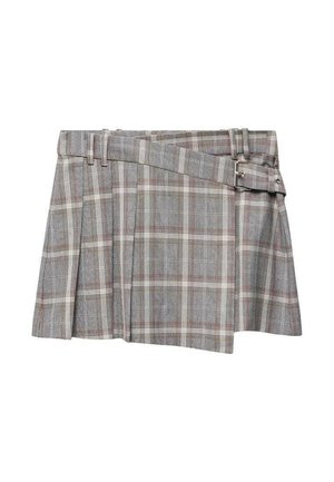 Jupe à carreaux grise avec un ourlet asymétrique, des détails de ceinture et un design plissé, avec des touches de rouge et de blanc dans le motif.