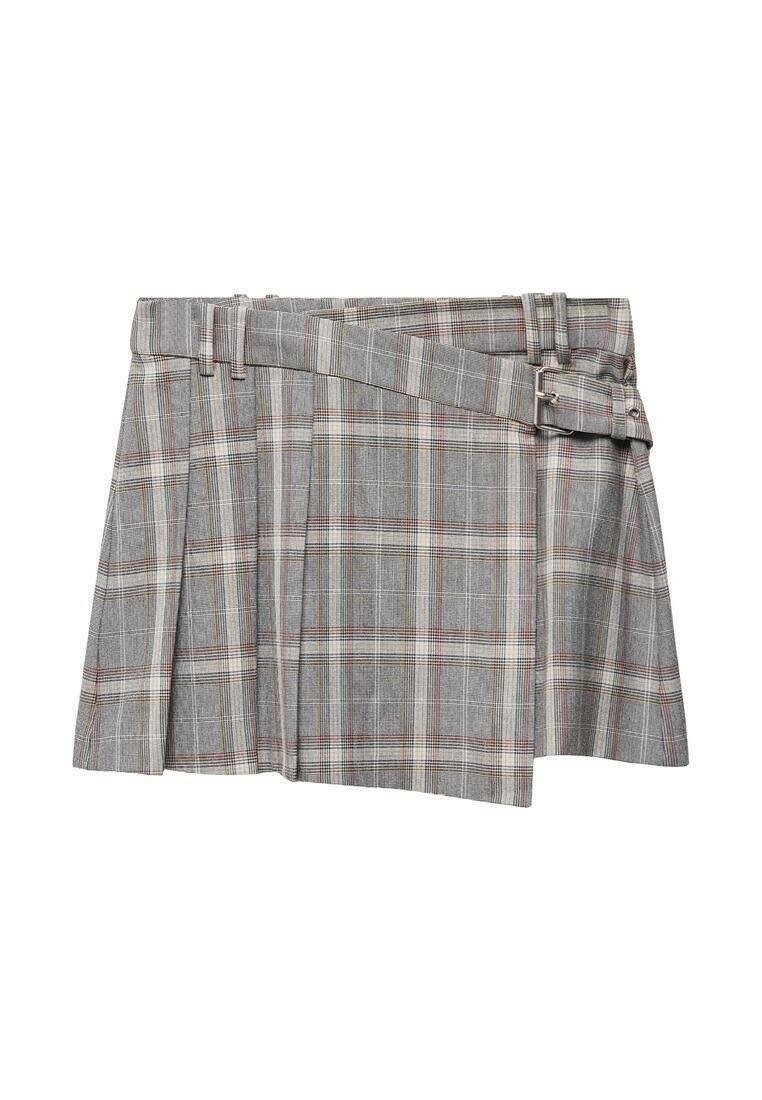 Jupe à carreaux grise avec un ourlet asymétrique, des détails de ceinture et un design plissé, avec des touches de rouge et de blanc dans le motif.