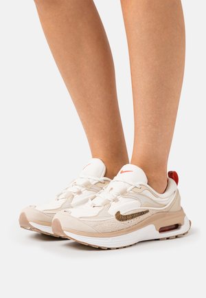 Nike Sportswear W AIR MAX BLISS SE - Tenisky - pale ivory/picante red/summit white/oatmeal/desert cacao