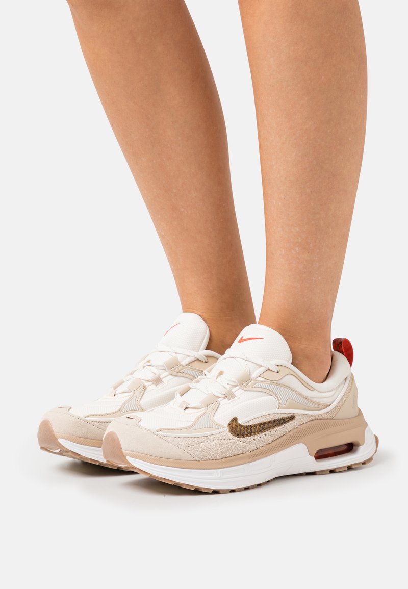 Nike Sportswear - W AIR MAX BLISS SE - Tenisice - pale ivory/picante red/summit white/oatmeal/desert cacao, Povećaj