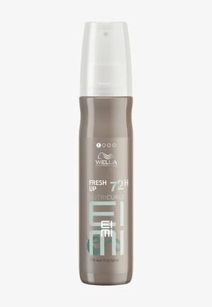 Wella Professionals Fresh Up Nutricurls 72H Anti-Frizz Spray in een beige sprayfles met witte dop, ontworpen voor de verzorging van krullend haar.