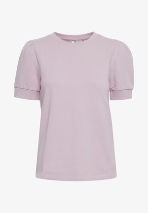 Kortärmad, ljusrosa t-shirt med rund halsringning och rynkade axlar, tillverkad av mjuk bomullstyg; enkel design utan mönster.