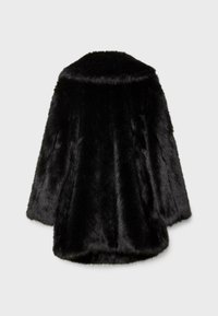 Manteau en fausse fourrure noire avec manches longues et large col, vu de dos sur un fond clair uni.
