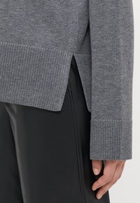 ONLY Tall ONLCOCO LIFE HIGH NECK - Strikkegenser - medium grey melange