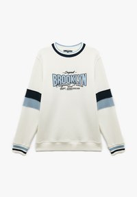 Sudadera crema con gráfico de "BROOKLYN" en azul. Presenta mangas en contraste en navy y azul claro, puños acanalados y cuello redondo.