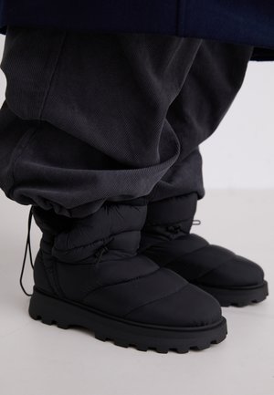 SNOWY - Platvormtallaga poolsaapad - black